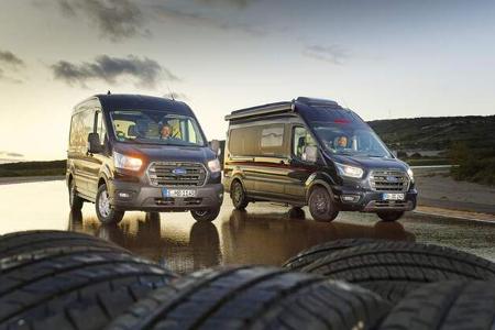 zwei Campingbusse im Gegenlicht
