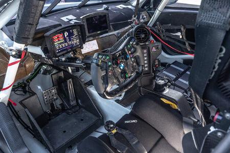 BMW M4 GT4, Cockpit
