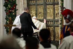 Papst öffnet Petersdom-Pforte und läutet Heiliges Jahr ein