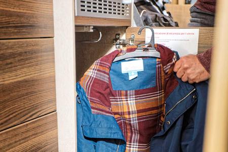 Kliederschrank, Jacke, tief platziert, Stange, Kleiderbügel