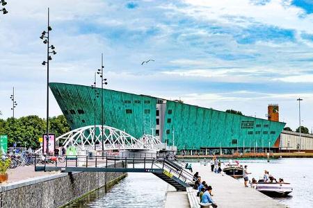 Museum, Fluss, BrŸcke, Boote, Menschen, Laternen, Himmel