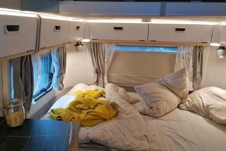 Bett, Kissen, Dachstauschränke