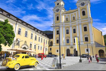 Kirchenvorplatz, Kirche, Auto, Menschen, Himmel, BŠume