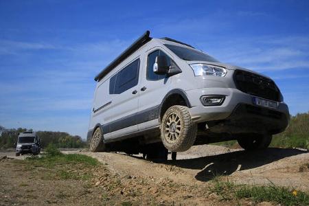 Sunlight Cliff 4x4 Ford Transit tief im Schlamm