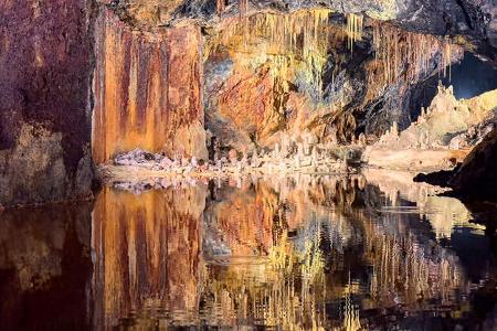 Zauberhaft: Die Saalfelder Feengrotten mystisch in Farbe getaucht, zaubern eine magische Atmosphäre, die den Betrachter in eine Welt der Fantasie entführt.