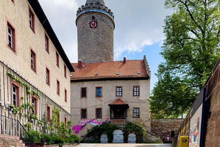 Porzellanstadt am Fuße der Leuchtenburg, der „Königin des Saaletals“, und des Dohlenstein, eines dominanten Muschelkalkhangs, dem mehrere Felsstürze seit 1780 seine heutige Gestalt gaben.