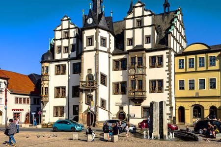 In der Altstadt gibt es zum Beispiel das Renaissance-Rathaus, die Burgruine Hoher Schwarm, vier Stadttore, die Johanneskirche und das Stadtmuseum zu entdecken.