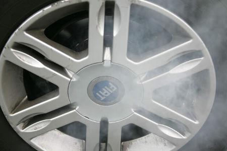 Rauchende Bremse an einem Fiat Panda bei einem auto motor und sport Bremsentest im Jahr 2006