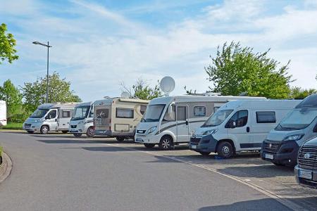 Stellplatz, Caravans, BŠume, Himmel, Laterne