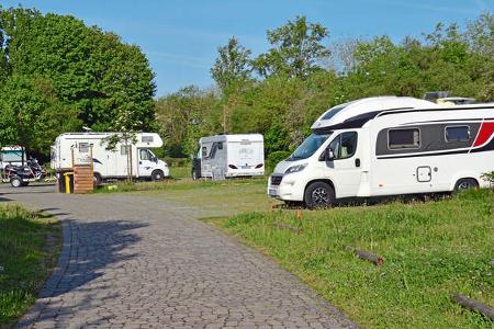 Stellplatz, Rasen, Caravans, BŠume, Himmel