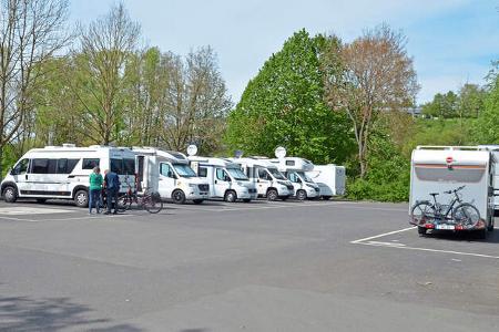 Stellplatz, Caravans, BŠume, Himmel, Menschen