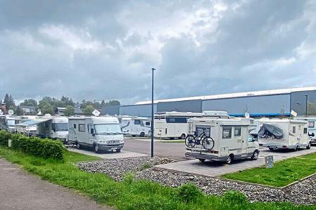 Stellplatz, Rasen, Hecke, Caravans, BŠume, GebŠude, HŠuschen, Himmel