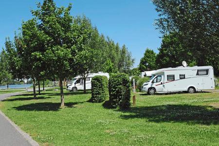 Stellplatz, Wiese, BŠume, Hecken, Caravans, Himmel