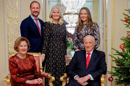 König Harald V. (vorne rechts) erkrankte im Malaysia-Urlaub: 