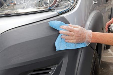 Kunststoffpflege am Reisemobil f