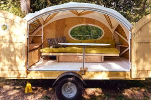 Teardrop-Wohnwagen mit Cabriodach & Flügeltüren