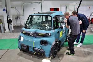 Micro-Cars wie Ami und Rocks-e sind lebensgefährlich