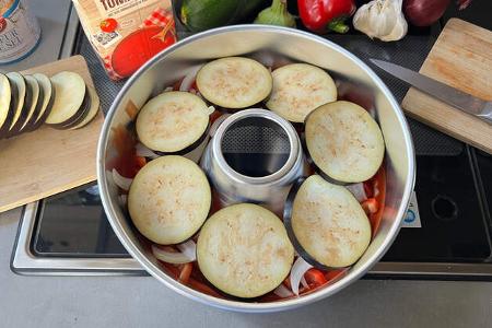 Campingküche Ratatouille aus dem Omnia mit Bildanleitung Gemüse geschichtet