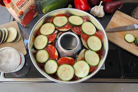 Campingküche Ratatouille aus dem Omnia mit Bildanleitung Gemüse geschichtet