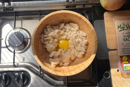 Campingküche Ratatouille aus dem Omnia mit Bildanleitung Brot in einer Schüssel