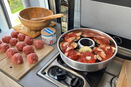Campingküche Ratatouille aus dem Omnia mit Bildanleitung fertiges Gericht auf dem Herd