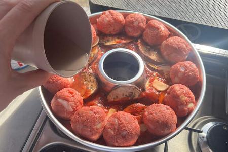Campingküche Ratatouille aus dem Omnia mit Bildanleitung Auflauf mit Wasser angießen