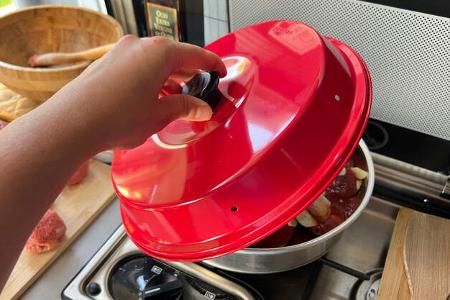 Campingküche Ratatouille aus dem Omnia mit Bildanleitung Deckel angehoben