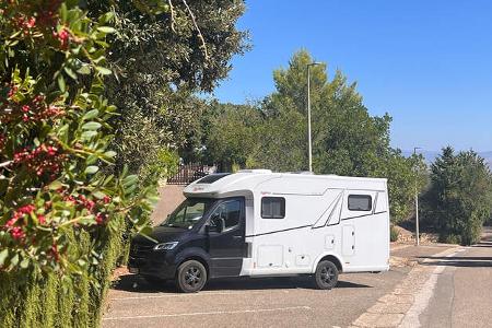 Frankia Neo auf Parkplatz nahe der Nuraghe Genna Maria