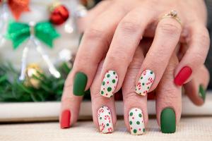 Festliche Maniküre: Die schönsten Naildesigns für Weihnachten