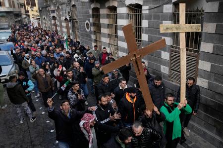 Proteste von Christen, nachdem ein Weihnachtsbaum in Brand gesetzt wurde. 