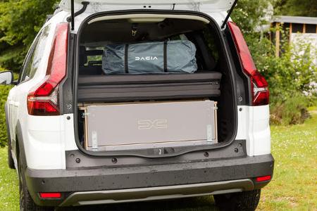 Dacia Jogger mit Campingbox im Heck