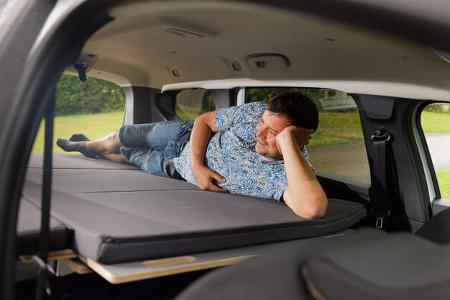 Dacia Jogger mit Campingbox liegen und schlafen