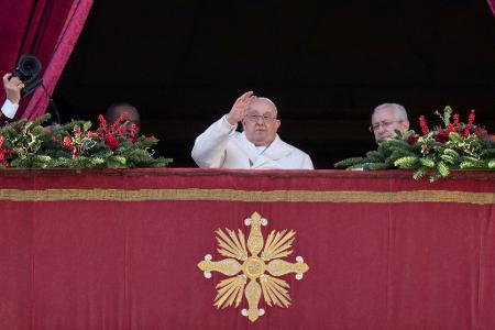 Vor zahlreichen Gläubigen spricht der Papst seine Weihnachtsbotschaft.