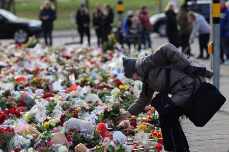 Trauernde legen Blumen vor der Magdeburger Johanniskirche ab. (Archivbild)