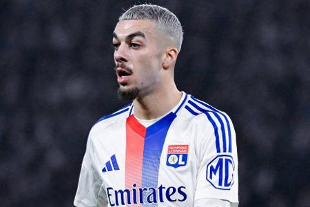 Holt sich Leverkusen Offensiv-Verstärkung aus Lyon? - Georges Mikautadze traf in der bisherigen Saison für seinen Verein Olympique Lyon schon sieben Mal. Die Franzosen würden den Stürmer, dessen Vertrag erst 2028 ausläuft, gerne behalten. Allerdings wurde der kriselnde Verein mit einer Gehaltsobergrenze belegt, weshalb man im Winter zu Verkäufen gezwungen ist. So könnte Bundesliga-Meister Bayer Leverkusen am Ende von den finanziellen Problemen in Lyon profitieren, wie 'footmercato' berichtet.