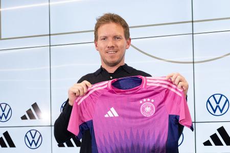 Gewagte Farben? Bundestrainer Julian Nagelsmann präsentierte schon im März das pinkfarbene EM-Trikot des DFB-Teams. (Foto: Archiv) 