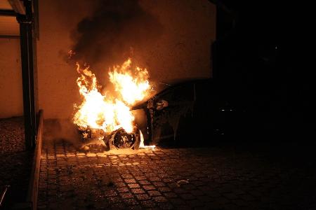 In der Silvesternacht brennen in Deutschland etwa 1.000 Autos - so viel wie sonst in einem Monat. (Symbolbild) In der Silvesternacht brennen in Deutschland etwa 1.000 Autos - so viel wie sonst in einem Monat. (Symbolbild)