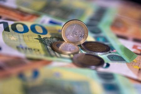 Zahlungen mit Bargeld sind vergleichsweise günstig. (Symbolbild) Zahlungen mit Bargeld sind vergleichsweise günstig. (Symbolbild)