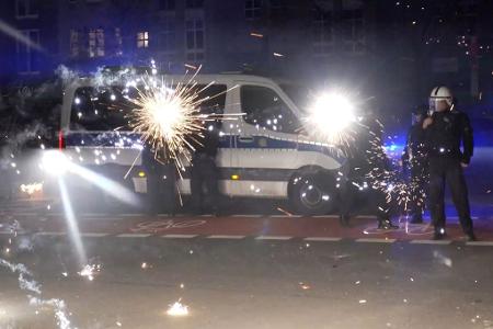Feuerwerkskörper-Würfe gegen Polizisten - nicht nur in Berlin zuletzt ein Problem.