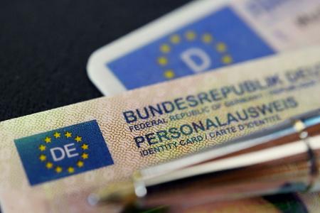 Wer einen neuen Ausweis beantragt, muss bald kein ausgedrucktes Bild mehr mitbringen. (Archivbild)