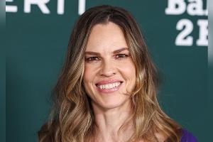 Mit 50 Mutter von kleinen Zwillingen: Hilary Swank fühlt sich "wie 30"
