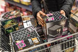 Volle Warentische - Silvestergeschäft angelaufen