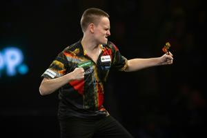 Darts-WM: Schneewittchen Elton gratuliert Pietreczko