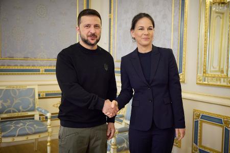 Baerbock (l.) gehört zu den treuesten Unterstützern des ukrainischen Präsidenten Selenskyj. (Archivbild)