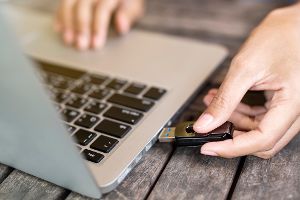 Linux: So nimmst Du Verzeichnisse auf andere Geräte mit