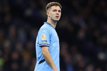 City-Talent zum BVB? - Im Sommer kehrte James McAtee nach zwei Leihsaisons bei Sheffield United zu seinem Jugendklub Manchester City zurück. Der 22-Jährige gilt als großes Mittelfeldtalent, konnte sich unter Pep Guardiola bisher aber nur in acht Pflichtspielen mit meist kurzen Einsatzzeiten zeigen. Nach Informationen der britischen Tageszeitung 'Telegraph' denkt Borussia Dortmund über eine Verpflichtung nach. Auch Bayer Leverkusen und RB Leipzig sollen Interesse zeigen.