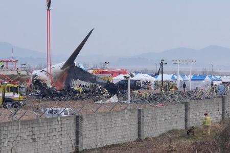 Die Maschine von Jeju Air zerschellte am Ende der Landebahn. 