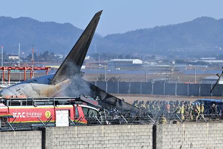 Das Flugzeug zerschellte an einer Mauer und ging in Flammen auf. 