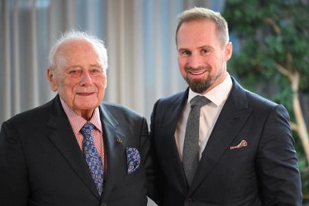 Benjamin Würth (r) übernimmt von seinem Großvater Reinhold Würth (l) am 1. Januar den Vorsitz des Stiftungsaufsichtsrates. Benjamin Würth (r) übernimmt von seinem Großvater Reinhold Würth (l) am 1. Januar den Vorsitz des Stiftungsaufsichtsrates.