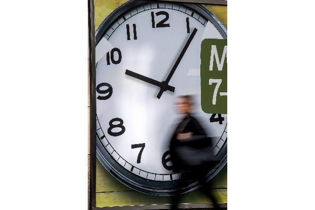 Die Zeit kann rennen - oder sich ziehen. (Symbolbild)